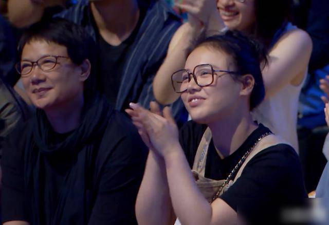 曾自曝情绪出问题的马思纯现身《脱口秀大会》观众席