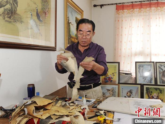 长春老人制作鱼皮画50年作品远销海外