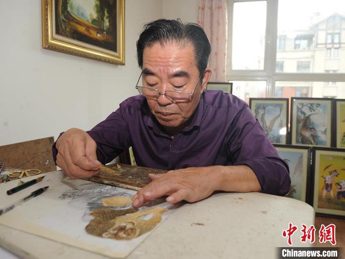 长春老人制作鱼皮画50年作品远销海外