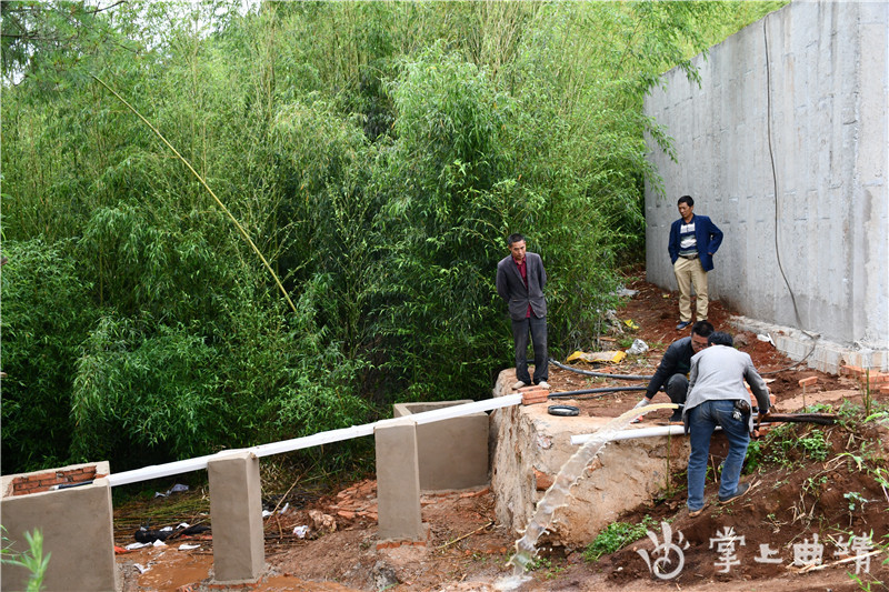 双坝塘3个自然村地处陆良县龙海山区,海拔2300多米,分别隶属马街镇前