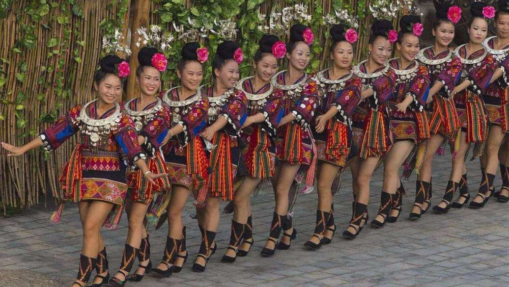 贵州一寨被称为短裙苗第一村,女性四季穿短裙,裙长16厘米