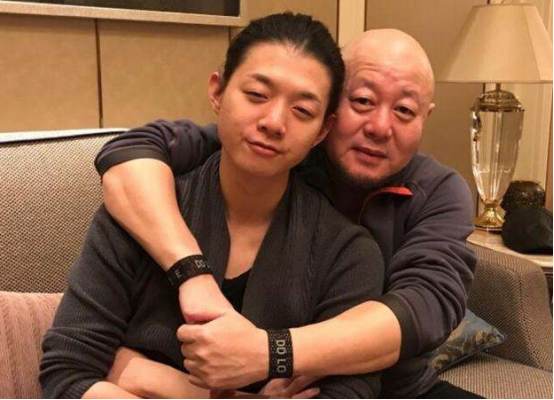 她是歌手火风的女儿,和霍尊长得几乎一样,才华横溢不输哥哥