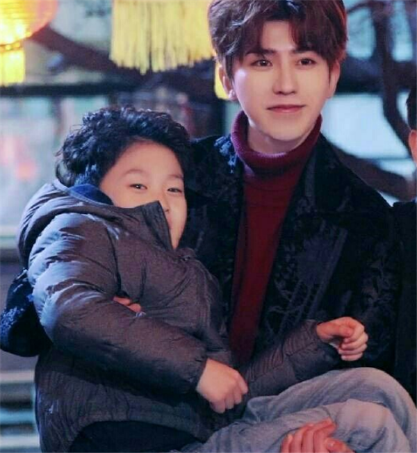男星是如何抱娃的,蔡徐坤公主抱,吴亦凡单手抱,看到陈