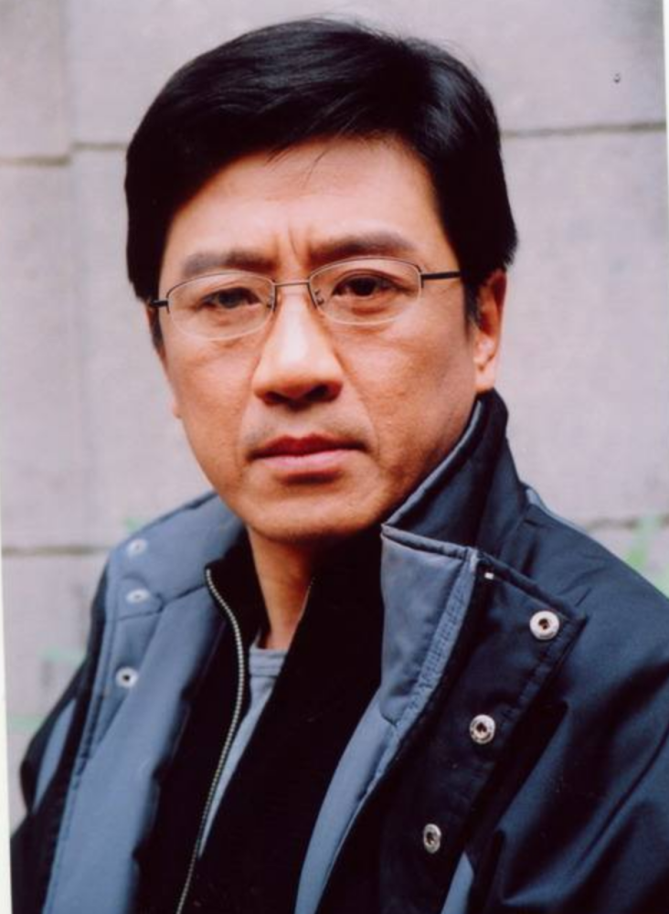 高中毕业后,丁勇岱去工厂找了一份工作,成了一名筛沙的临时工.