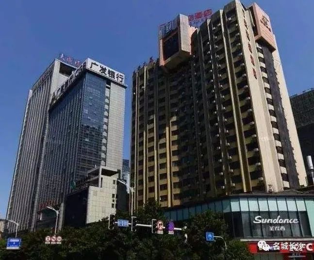 1987年 蝴蝶大厦 76米