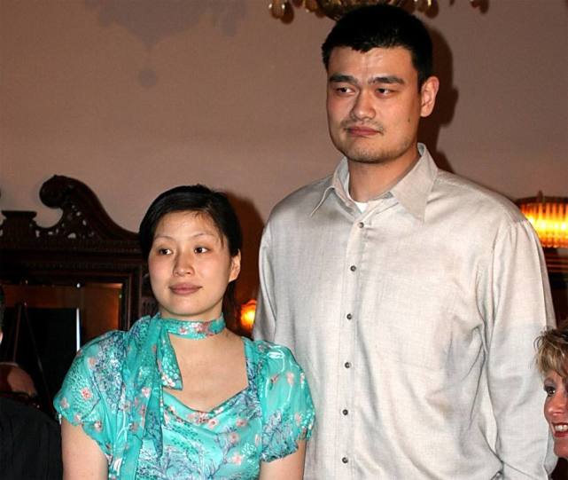 王治郅夫妇逛街!两人差13岁,身高差50公分,妻子曾和马未都合作