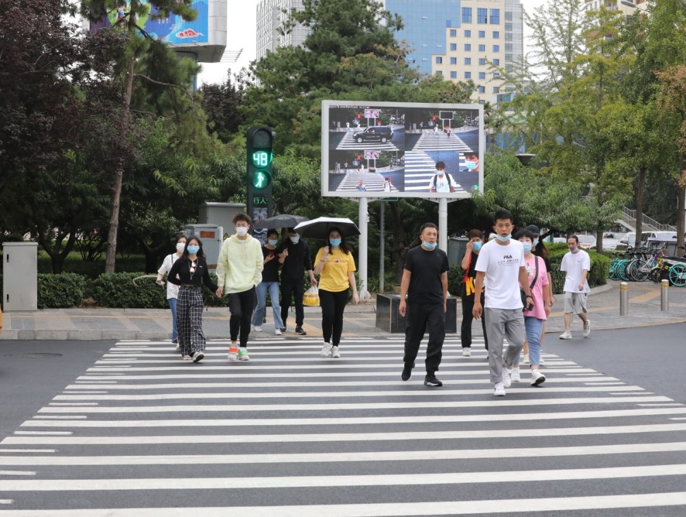 能和红绿灯同步变色北京首个智能斑马线亮相中关村