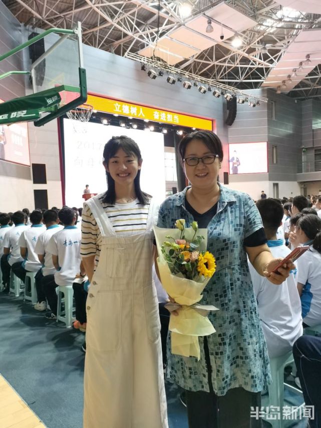 当老师的幸福感爆棚青岛一中毕业学子重回母校特别的祝福把老师惹哭了