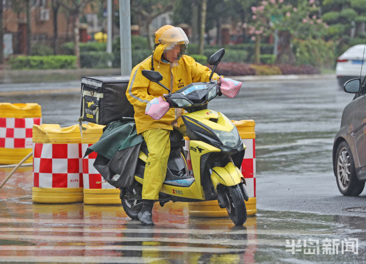 此前雨天,外卖小哥在雨中忙碌送外卖.