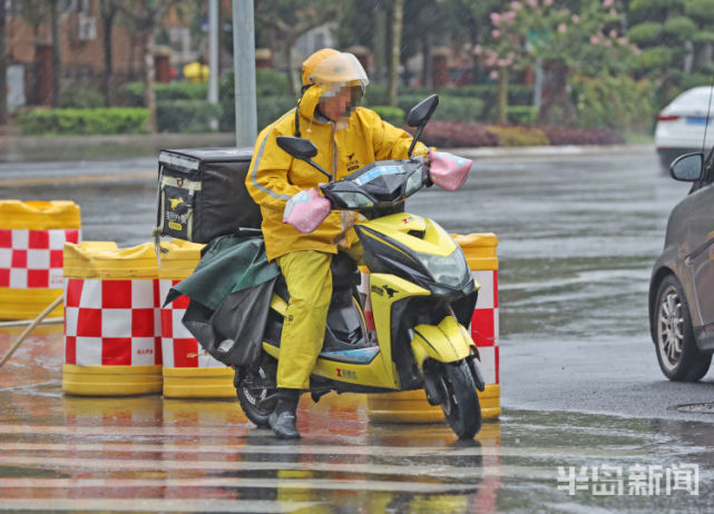 北京外卖小哥被骂_外卖小哥雨天送外卖穿雨靴_关于外卖小哥的笑话