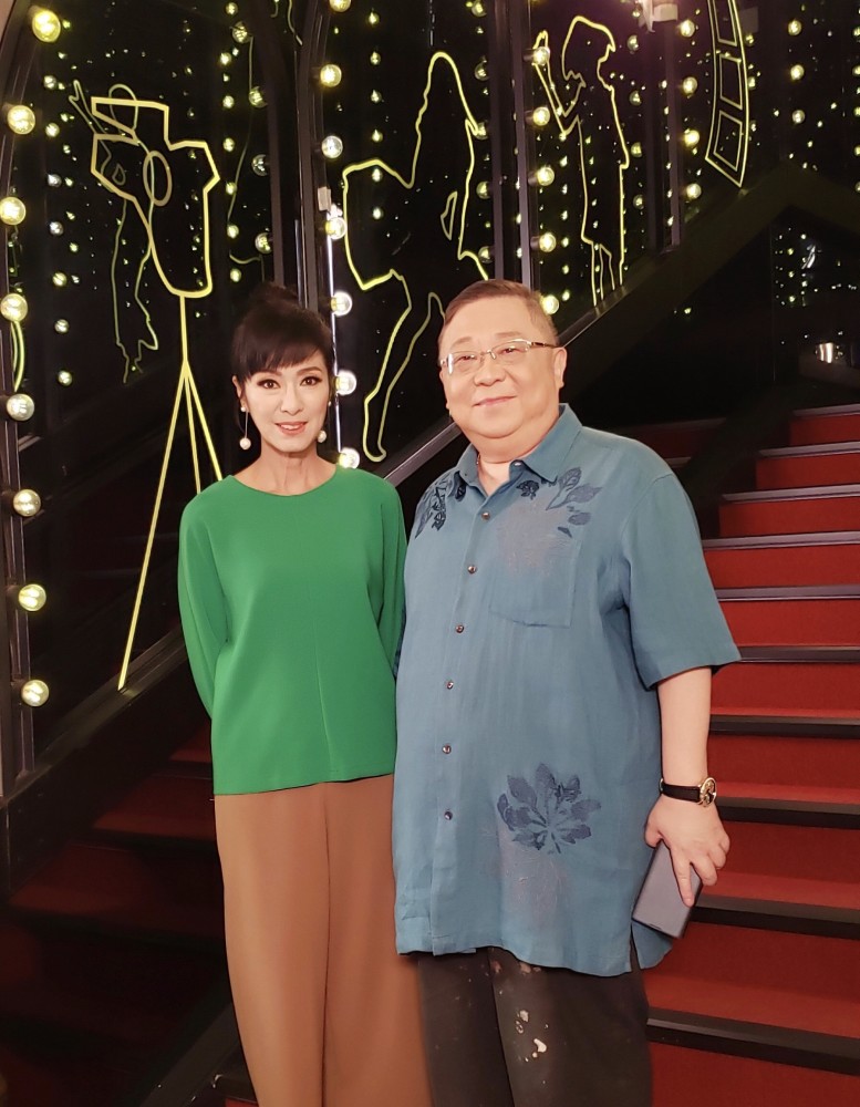 香港宝藏女演员米雪晒照,穿翠绿色针织衫配驼色长裤,不像快70
