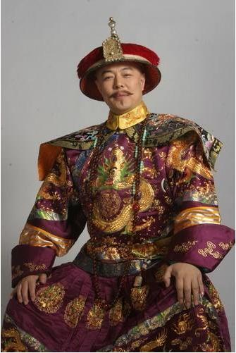 张铁林久违现身,穿蓝衬衫头戴黑色礼帽,63岁年龄依然绅士十足