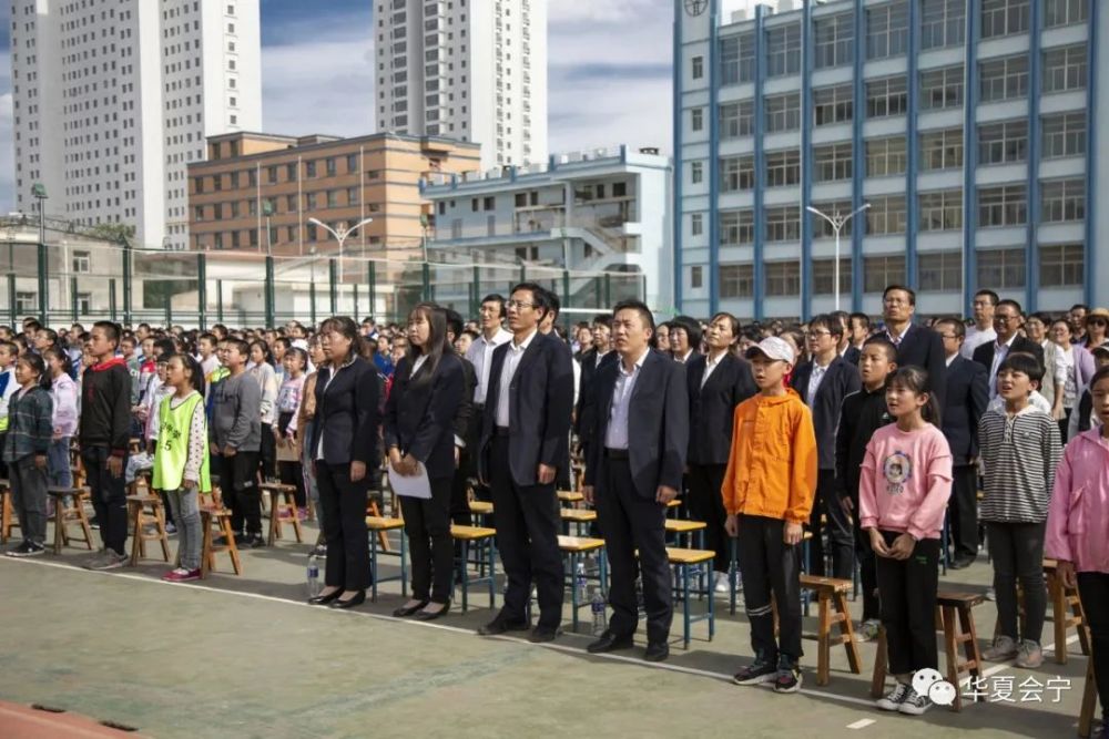 昨天,会宁枝阳中学举行开学典礼并召开表彰大会