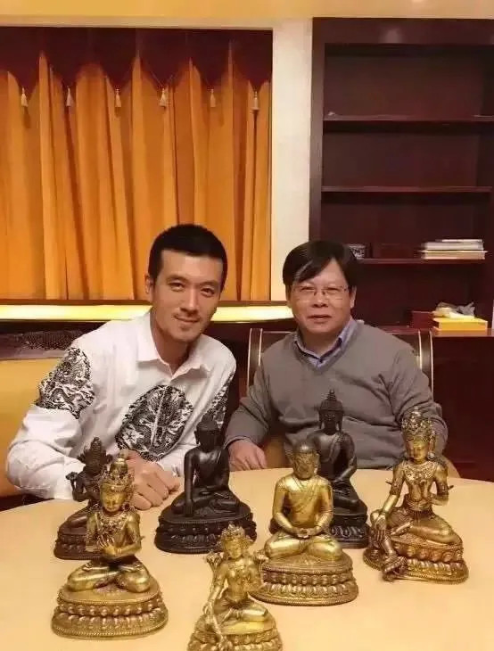 作为茶的爱好者,杨子家有一个柜子,专门放置各种杨子收藏的茶具.