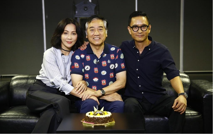 70岁秦沛与妻子逛街,感情甜蜜如初,当年求婚戒指找妻子借的钱_腾讯