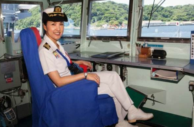 如今大谷三穗就是日本海上自卫队中的一朵娇艳的鲜花,很多人都视她为