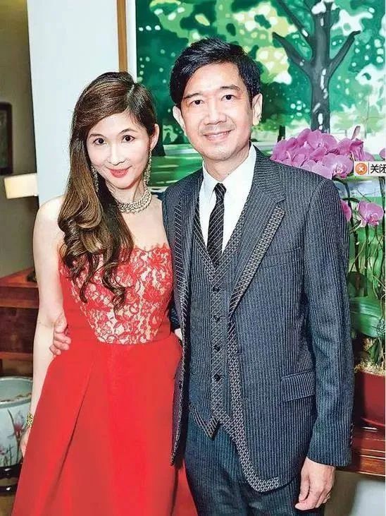 这位潮商是横跨影视,百货双业的"创二代,娶了三任妻子,每位都来头不