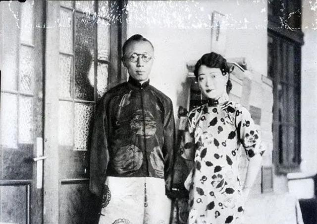 1933年,婉容和溥仪留下了一生中最后的一张合照.