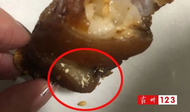 霸州女子街边购买烤猪蹄,食用过程中发现大量蛆虫