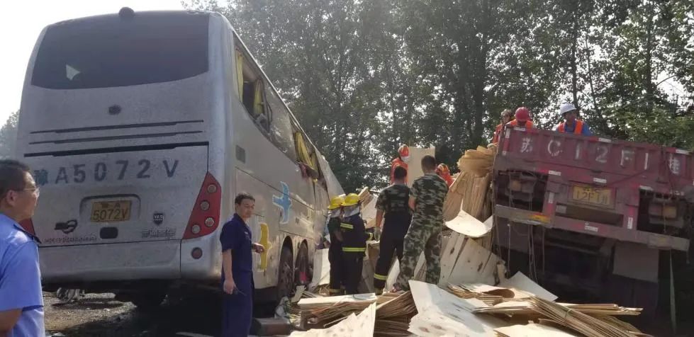 公路江苏无锡段发生一起大客车碰撞重型货车的特别重大道路交通事故