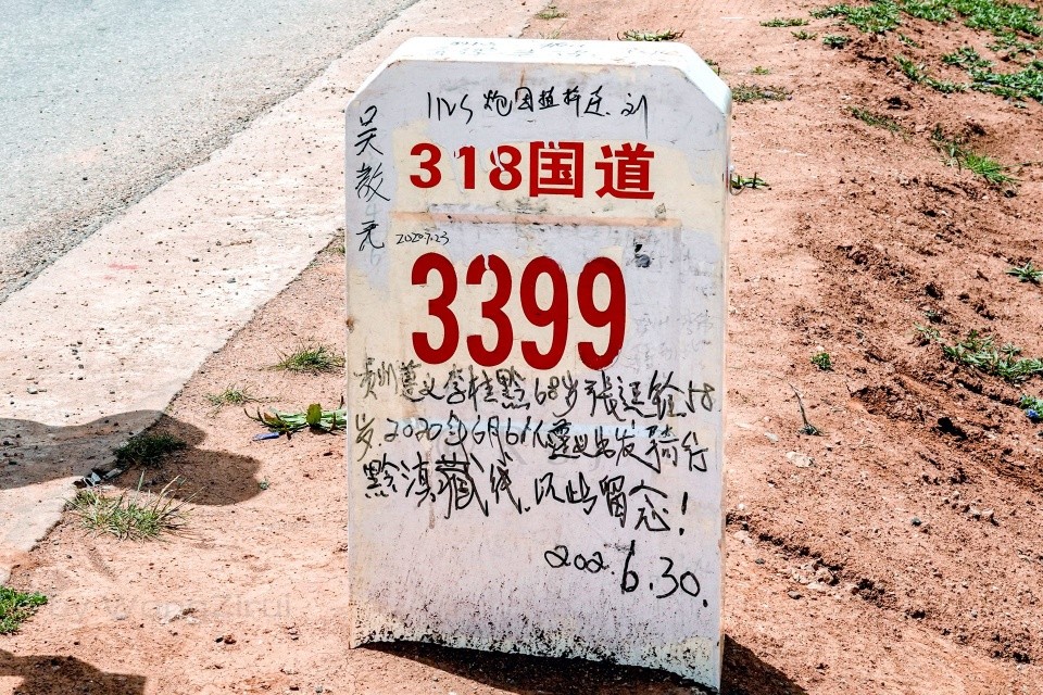 川藏线318国道:里程碑被旅人涂鸦,"霞姐"每次带队经过都清洗