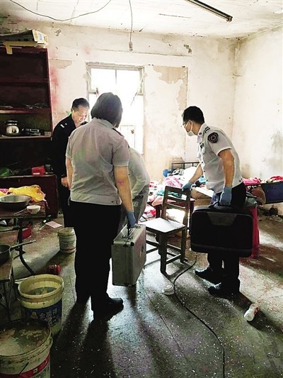 智障女夜晚荒屋产子 不知孩儿他爹是谁