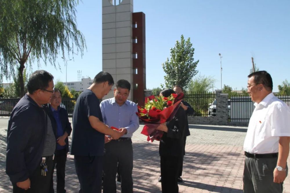 慰问固阳二中教师刘喜平.慰问原文化路小学校长秦润梅.