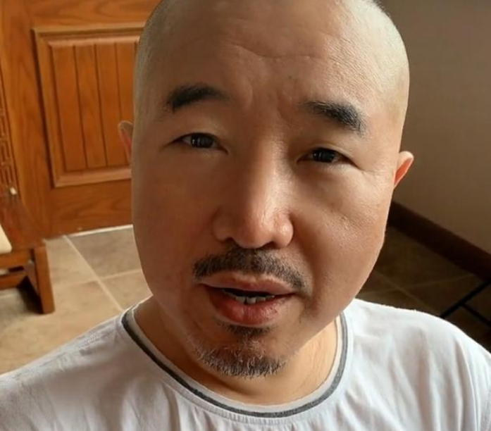 可能也是为了慰藉粉丝们对他的想念吧,最近王小利就突然录了一段视频