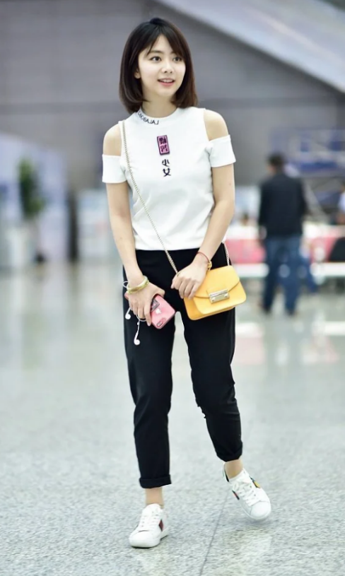 谭松韵机场现身太纤瘦,饿一年都穿不下的"毒汁裤",她愣是穿出宽松感