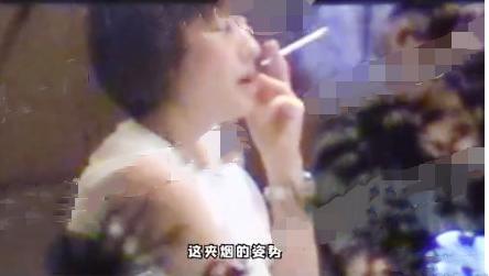 马伊琍室内抽烟吞云吐雾,真性情显露,和剧里判若两人