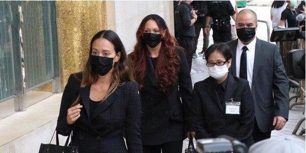 赌王嫡孙女罕见同框一位穿条纹西服很时髦一位波浪卷发女人味