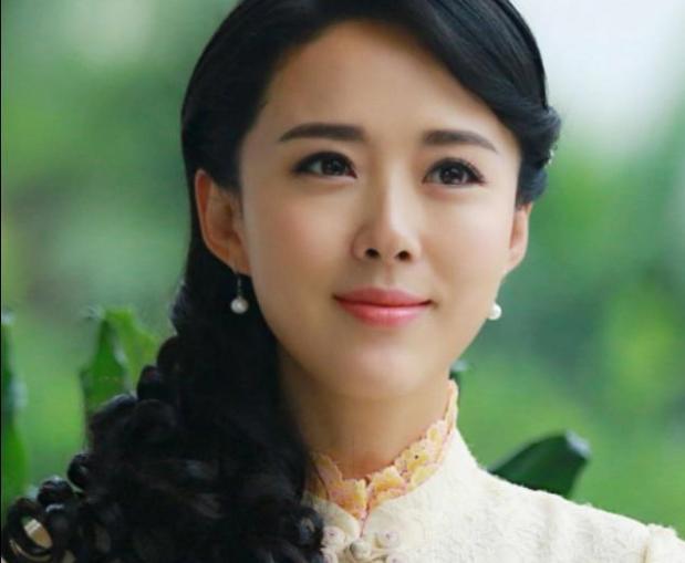 著名女星颜丹晨:被赞最美的"嫦娥仙子",42岁爱情婚姻
