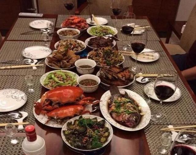 陈建斌蒋勤勤爱巢:一家人在茶几上吃饭,每顿饭都吃海鲜