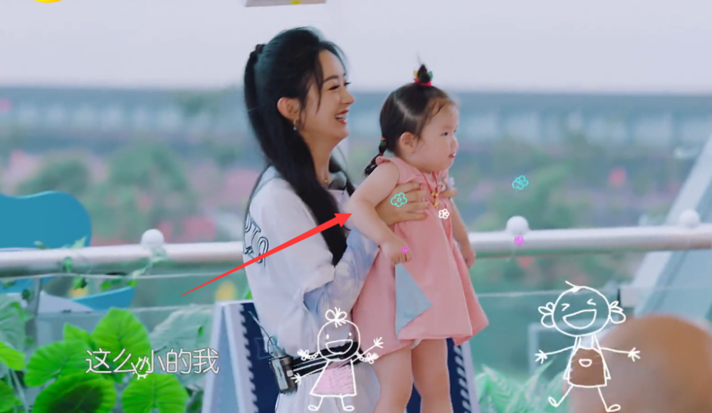 赵丽颖帮客人带小孩谁注意她抱孩子时的姿势看出在家带娃次数