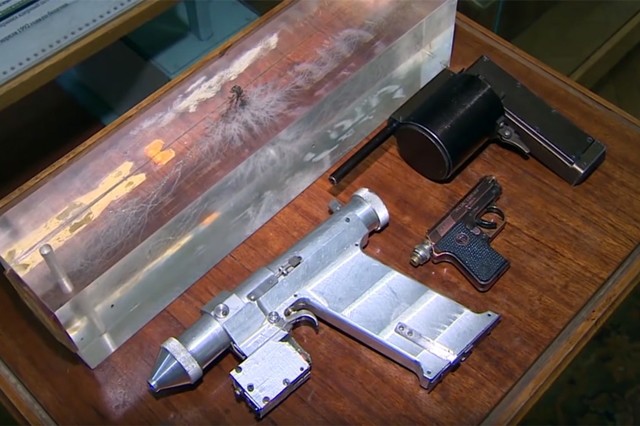 苏联制造世界第一代激光枪,仅相当于高科技闪光手电筒