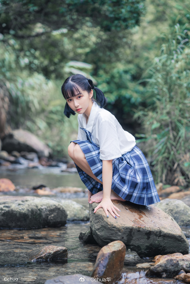 jk少女溪水玩耍