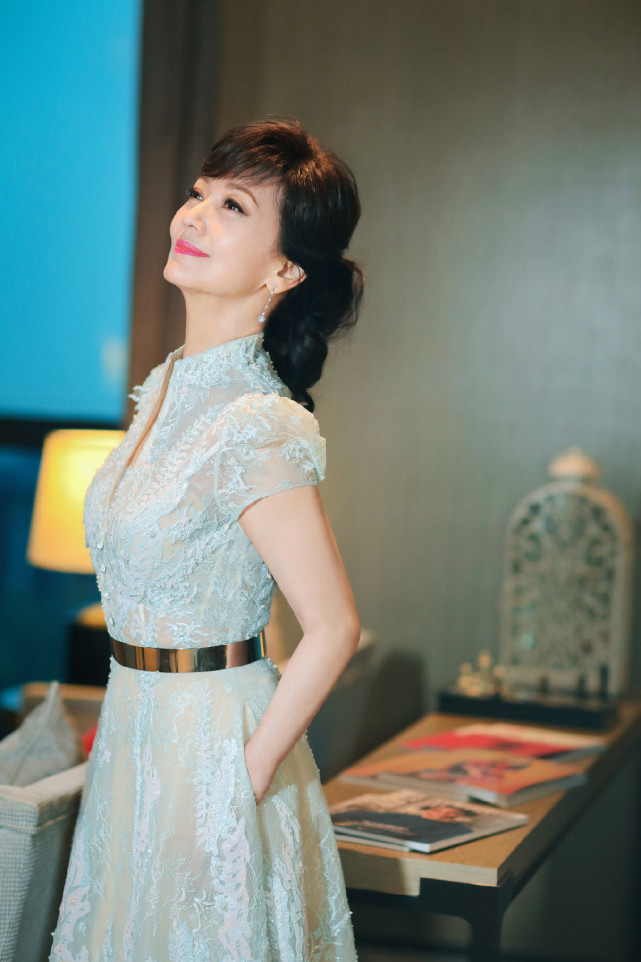 赵雅芝"秋季"连衣裙造型秀,4种风格可甜可飒,65岁穿出自信美