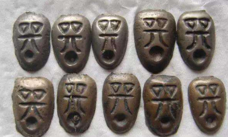 蚁鼻钱是中国战国时期楚国流通使用铜贝,是一种面部有字,形状似海贝