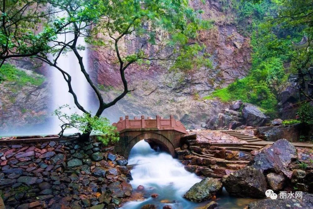 石门飞瀑,位于丽水市青田县石门洞风景区,是石门洞的标志性景观.