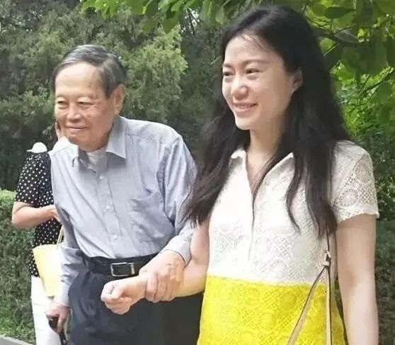 据2019年8月9日的新闻报道,杨振宁携妻子翁帆现身国家博物馆出席南开