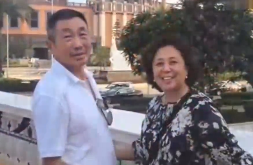 从不懂事的孩童到如今白发苍苍的老人,在杜源身边一直都有妻子的陪伴.