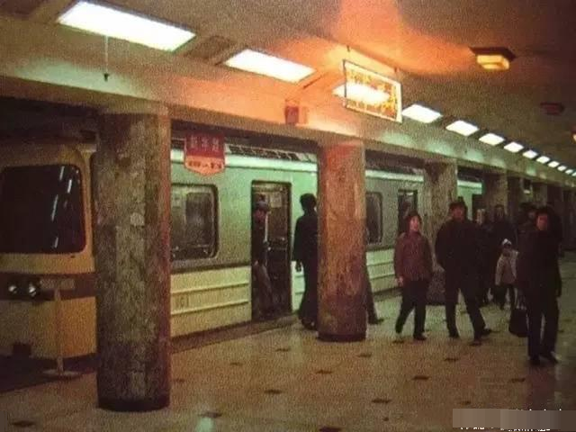 1980年的天津地铁新华路站.