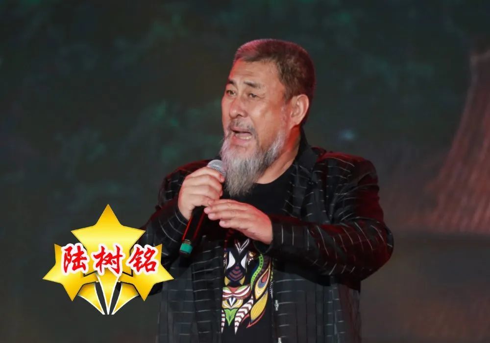 正式拉开演唱会序幕,刘和刚的一曲《父亲》引起无数人共鸣,陆树铭带来