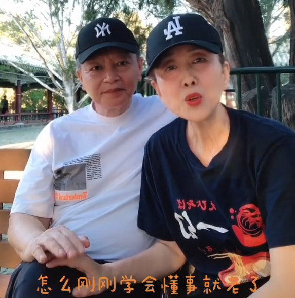 李逵扮演者赵小锐晒出与妻子的近照,才63岁的他,双鬓已经斑白