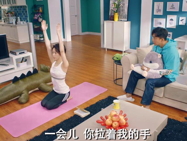 爱情公寓诸葛大力抬臂做瑜伽却被扇贝腋窝抢镜我没眼花吧