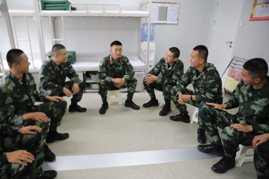 板寸 班长耐心指导 帮助新兵适应部队生活 宿舍里的交心谈心 武警第二