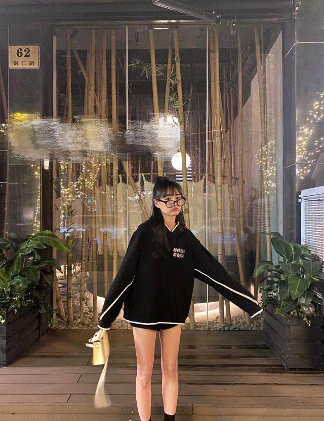 UZI女友玩下衣失踪大秀逆天美腿，离开十级美颜后