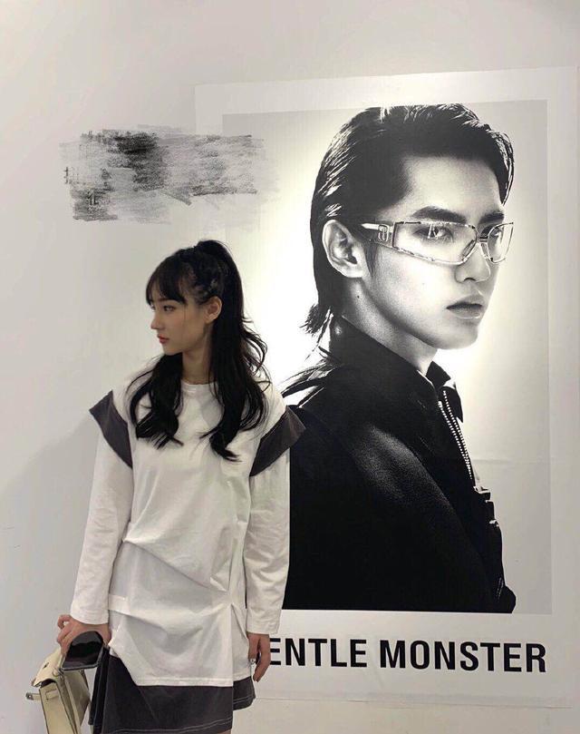 UZI女友玩下衣失踪大秀逆天美腿，离开十级美颜后