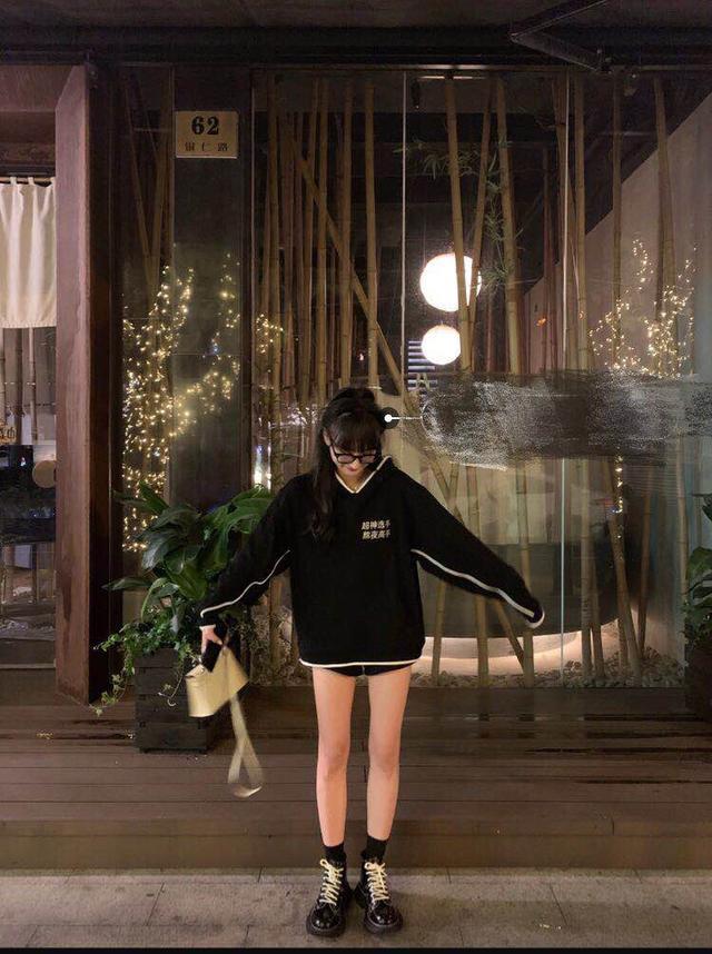 UZI女友玩下衣失踪大秀逆天美腿，离开十级美颜后