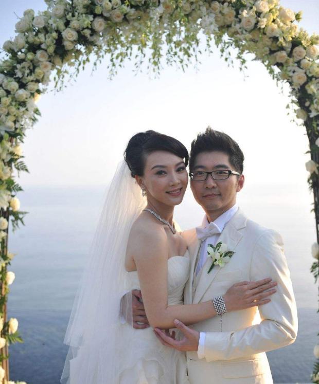 陈数老公半夜搂抱女子,亲吻头部引热议,本人火速回应:是亲表妹